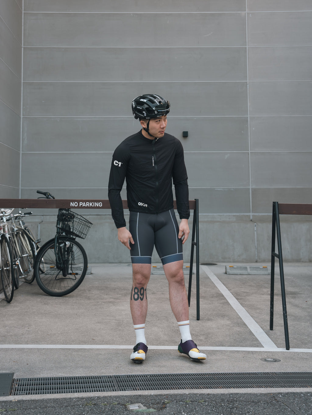 C1.2.4 黑色轻薄夹克