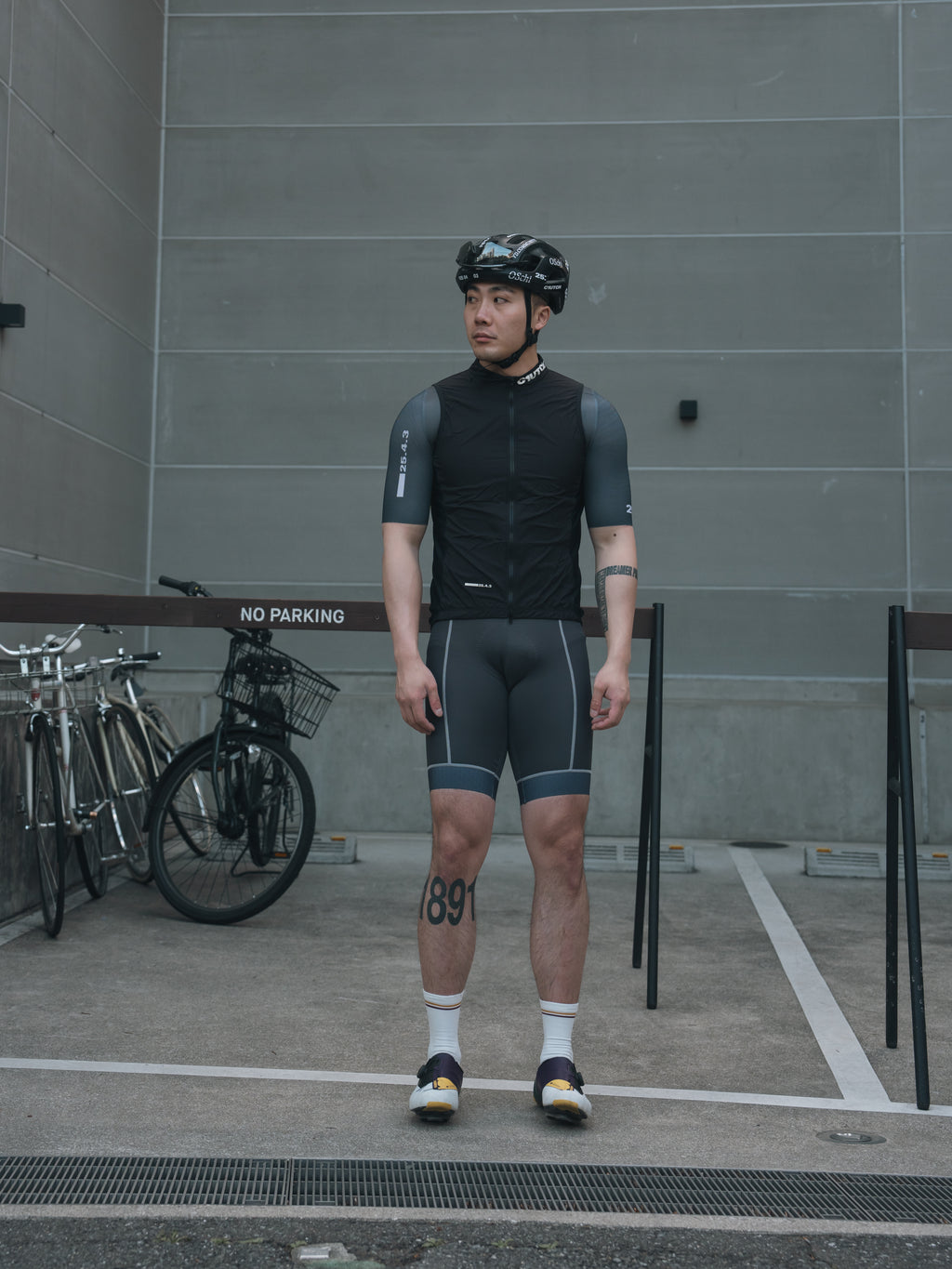 C1.2.7黑色轻量化马甲