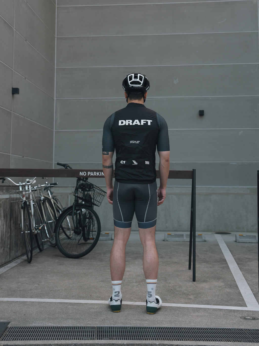 C1.2.7黑色轻量化马甲