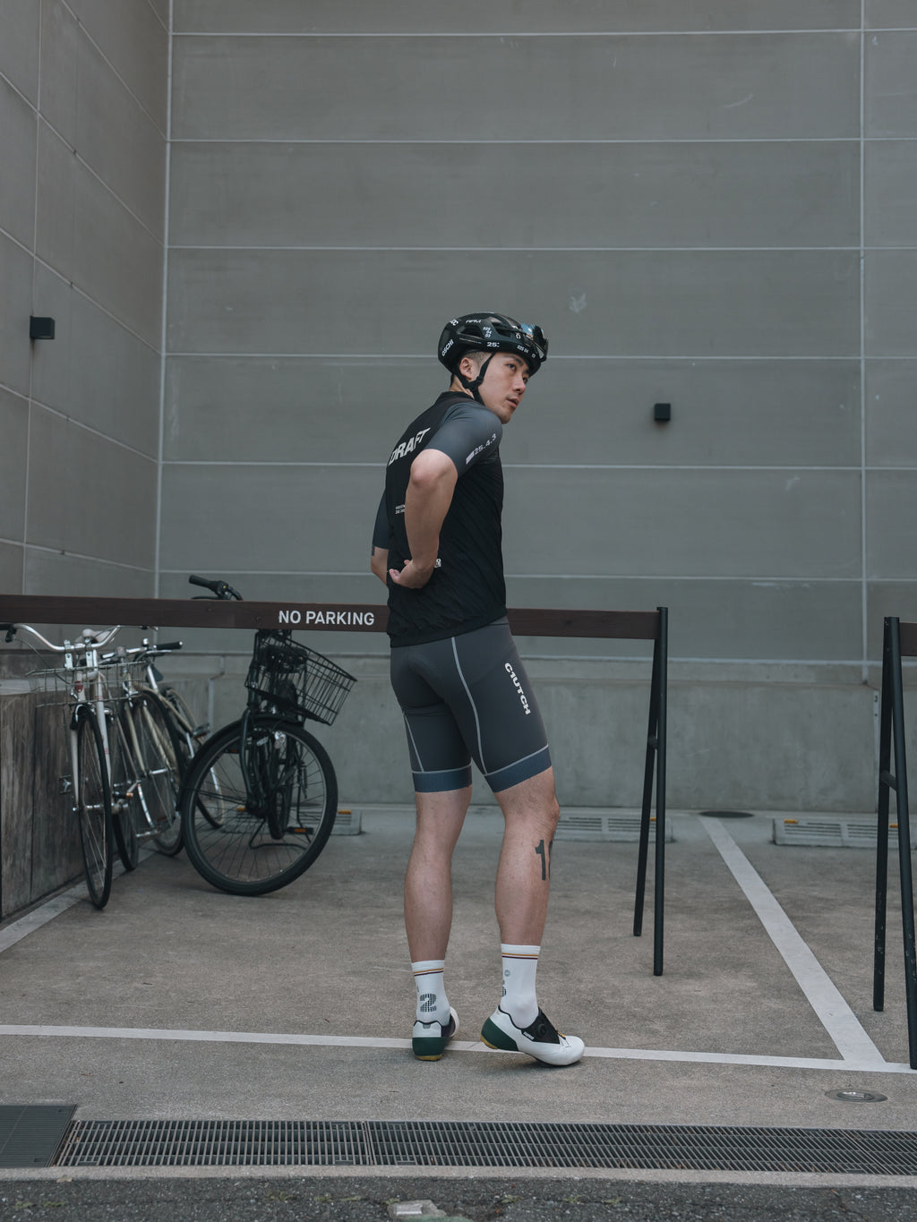 C1.2.7黑色轻量化马甲