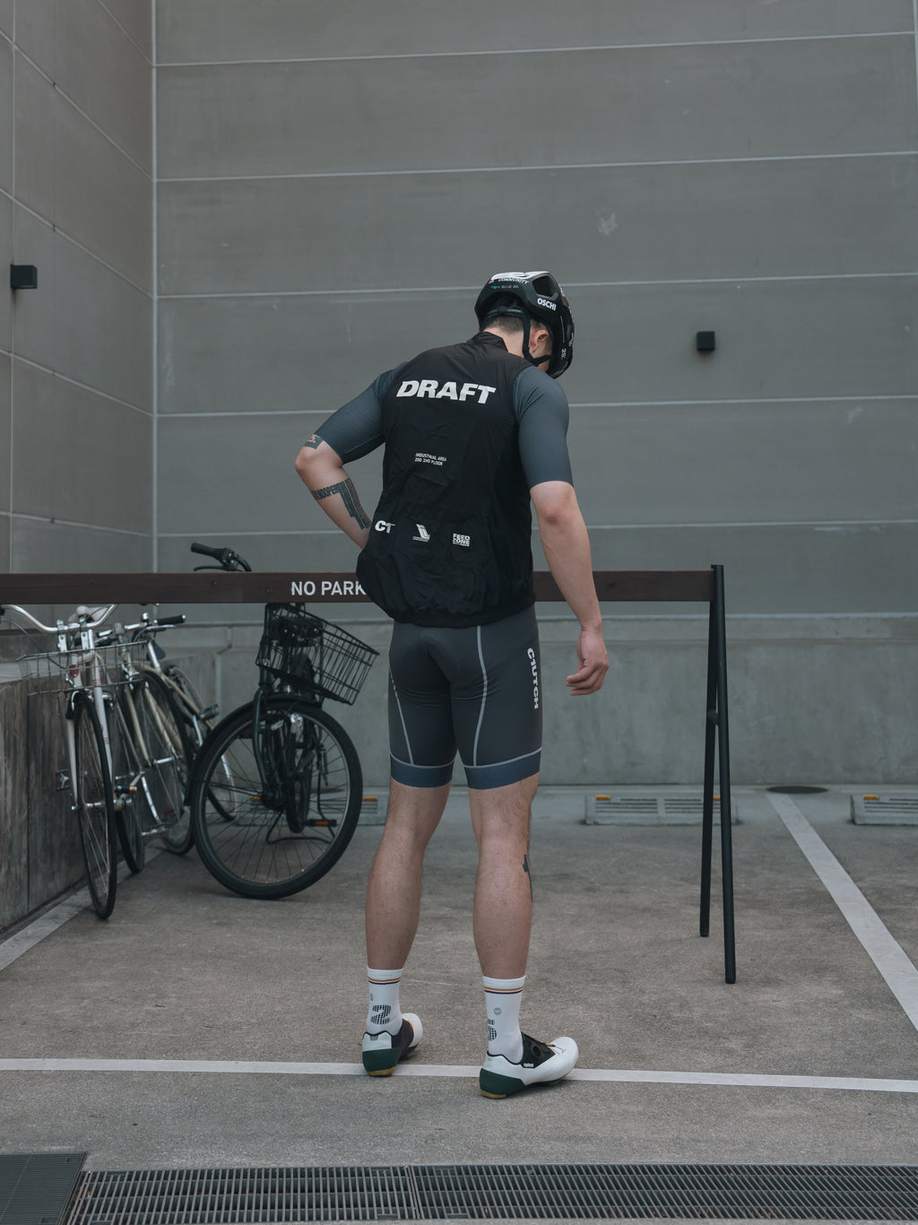 C1.2.7黑色轻量化马甲