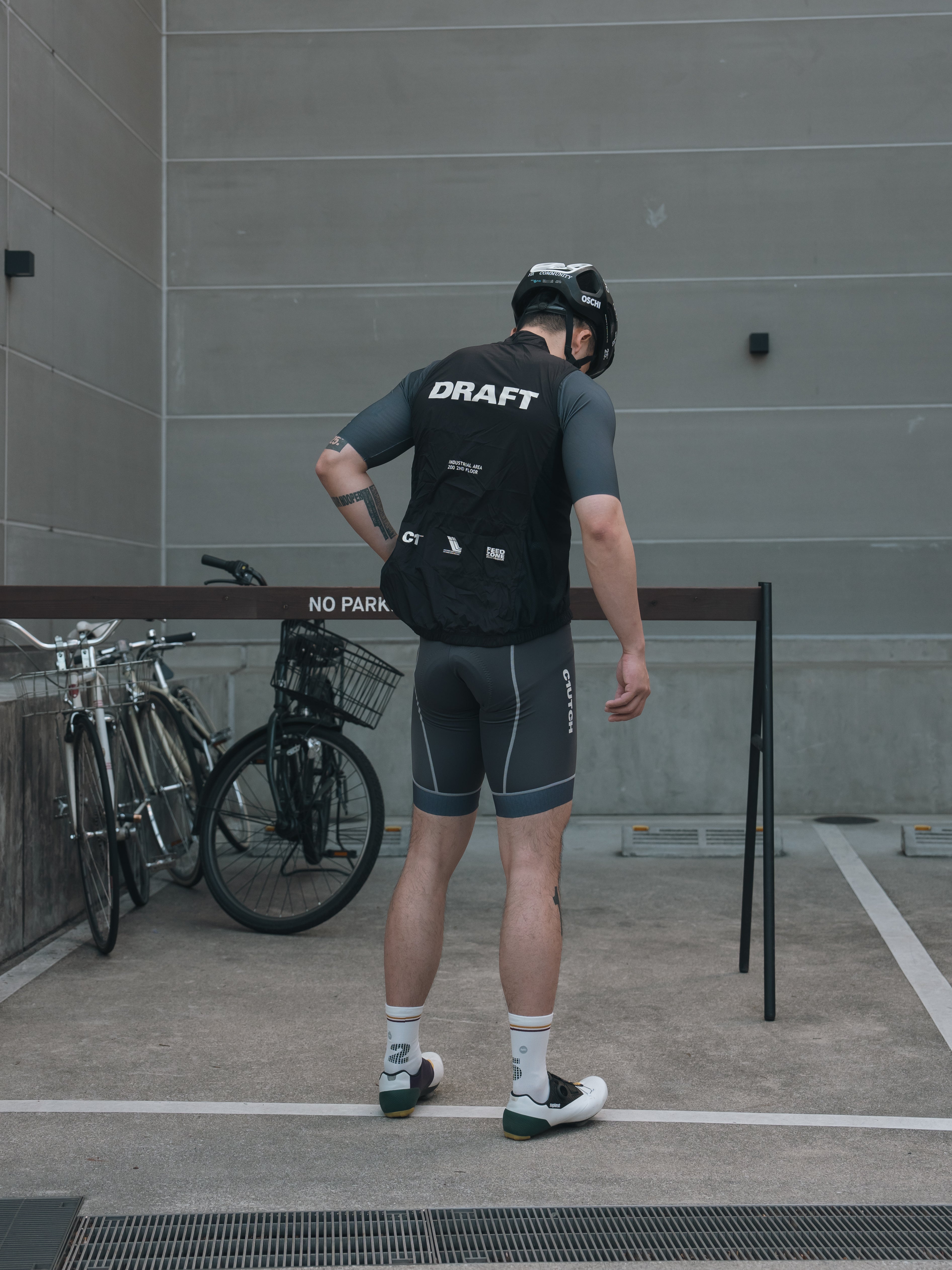 C1.2.7黑色轻量化马甲