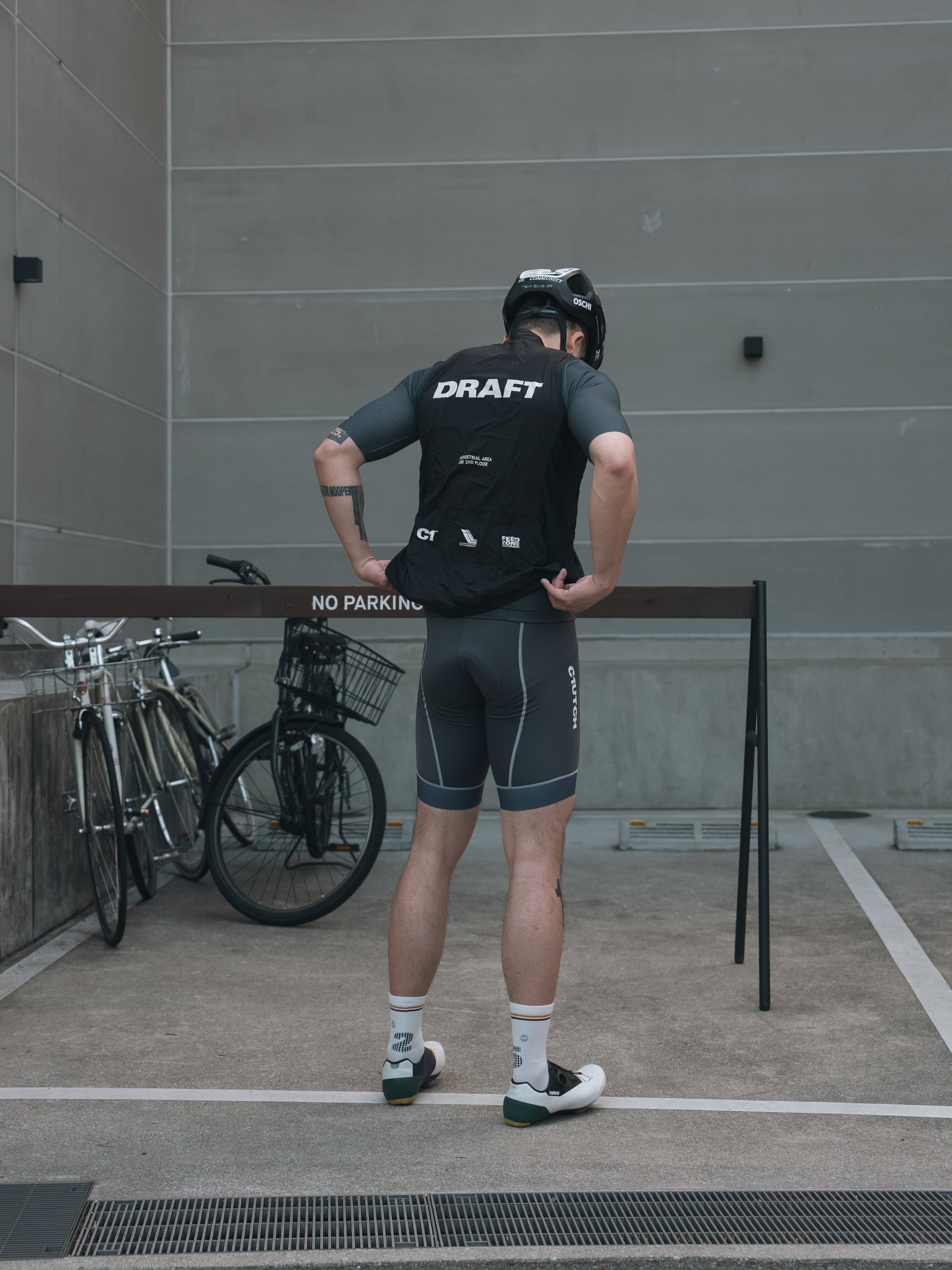 C1.2.7黑色轻量化马甲