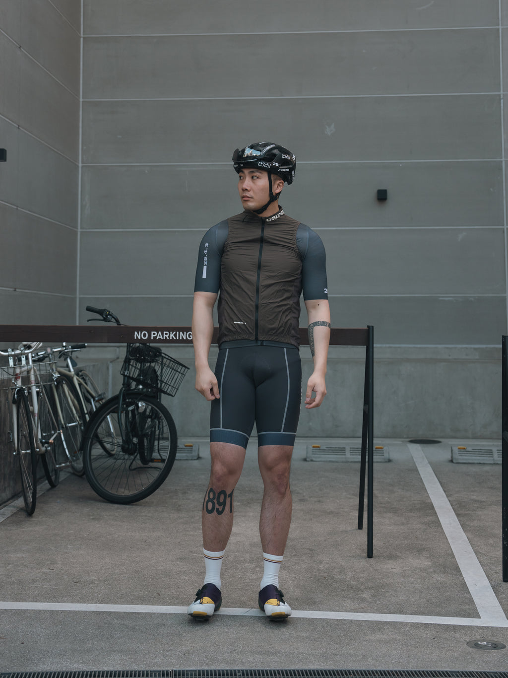 C1.2.6棕色轻量化马甲