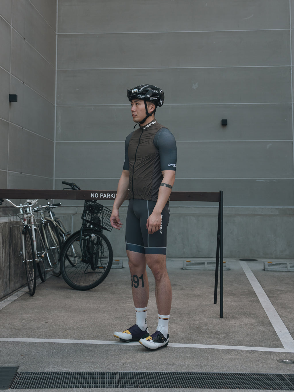 C1.2.6棕色轻量化马甲