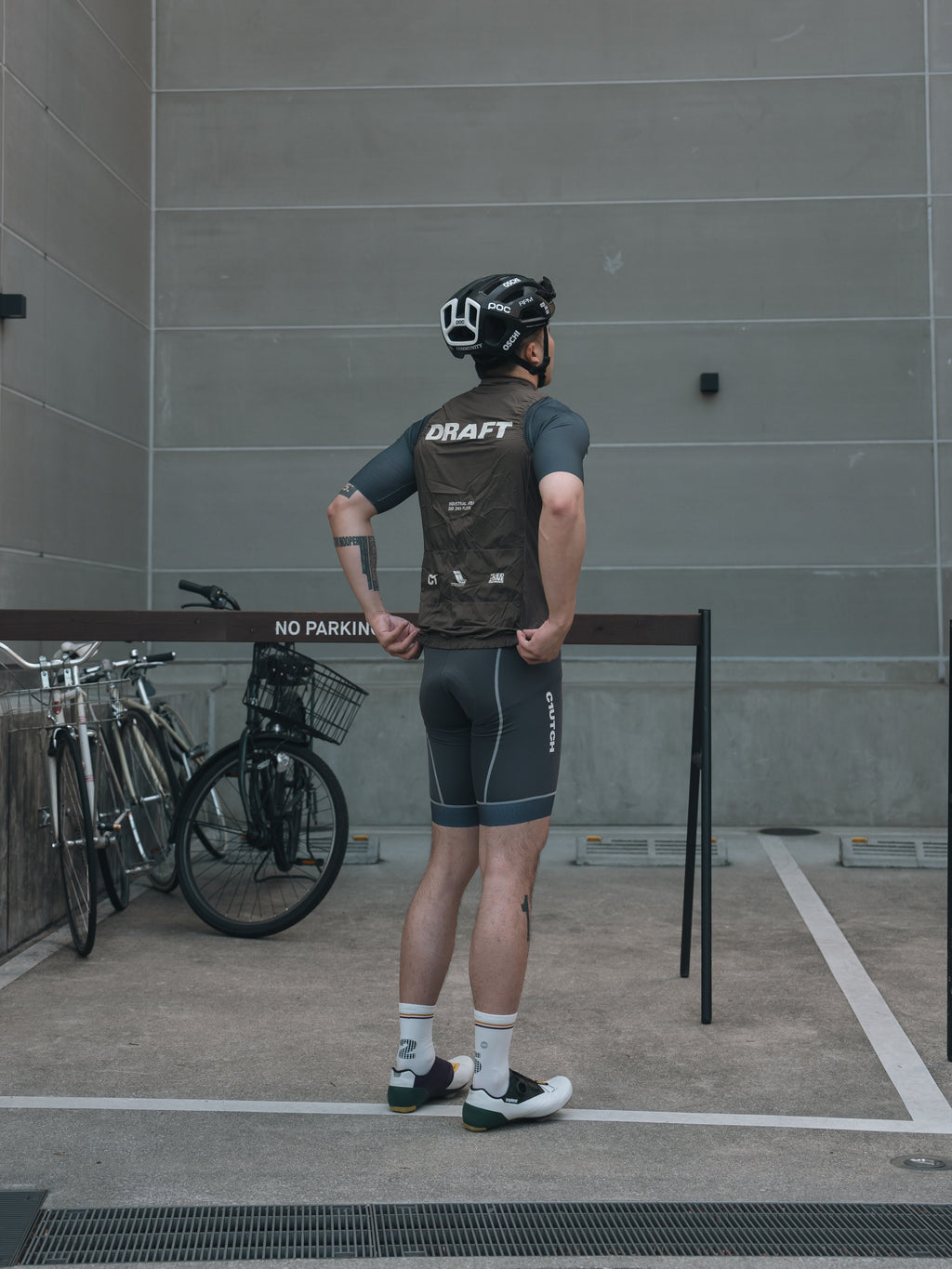 C1.2.6棕色轻量化马甲