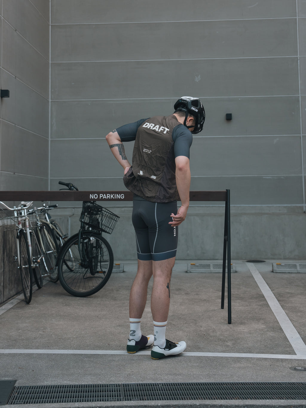 C1.2.6棕色轻量化马甲