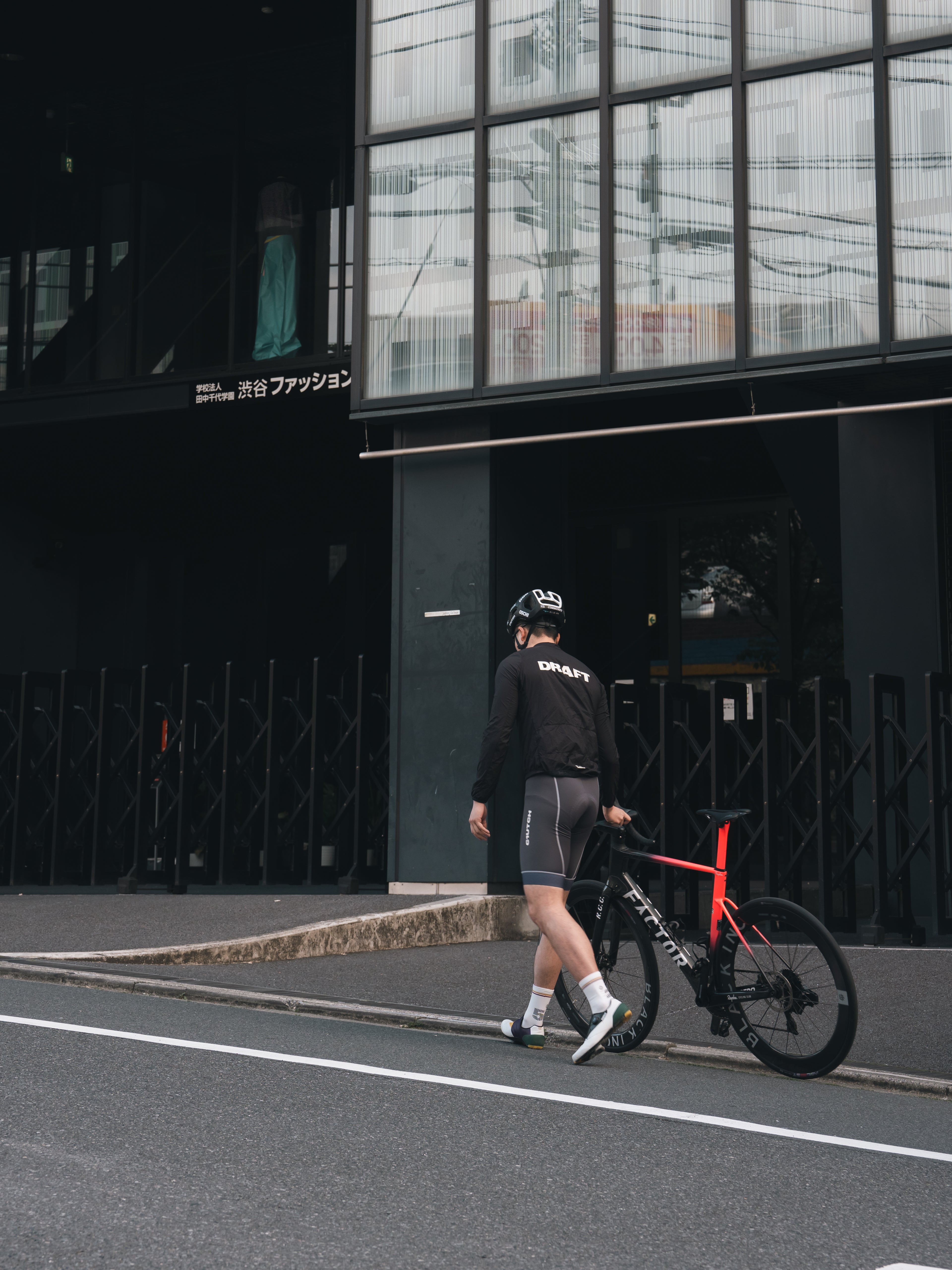 C1.2.4 黑色轻薄夹克