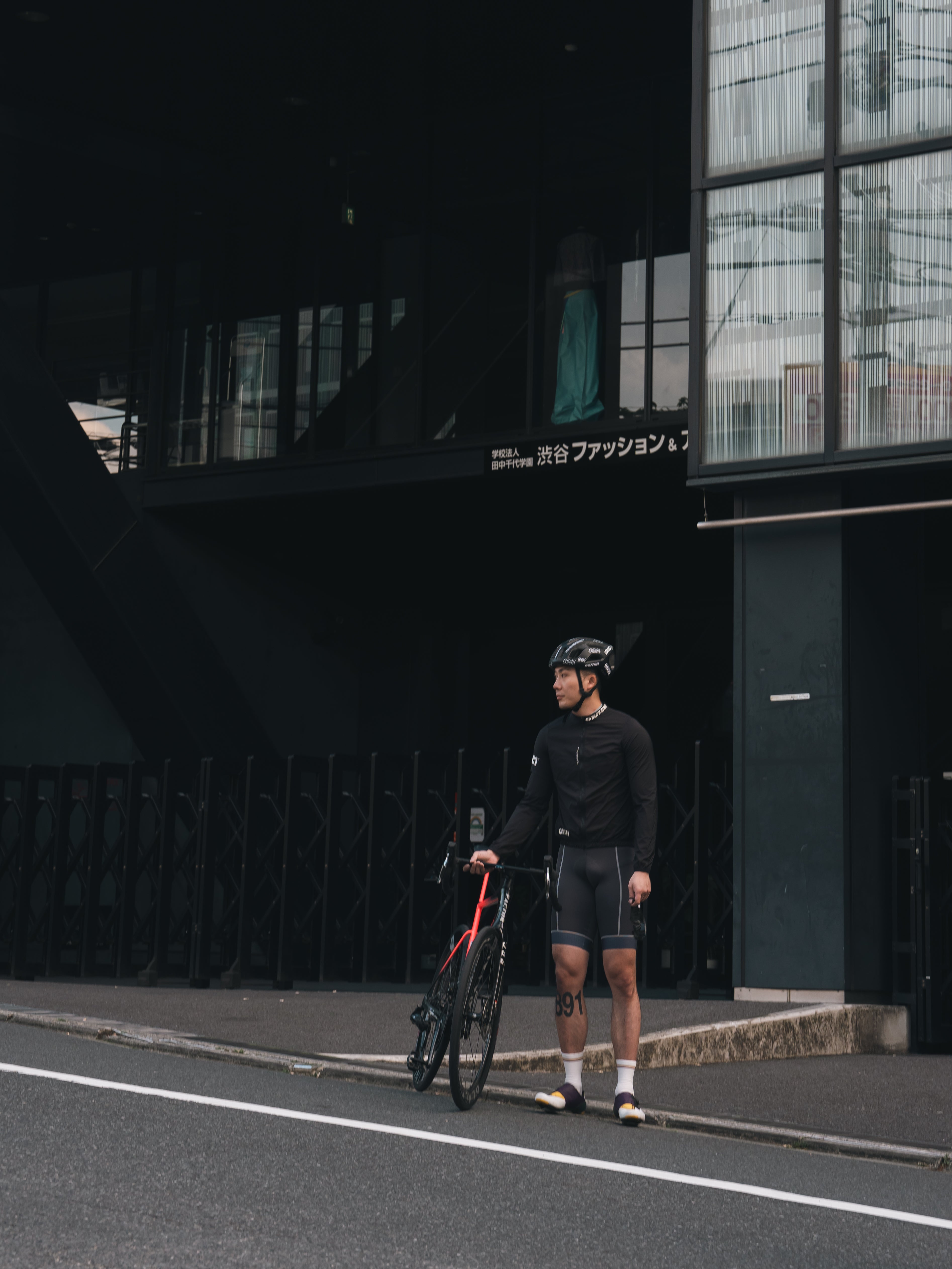 C1.2.4 黑色轻薄夹克